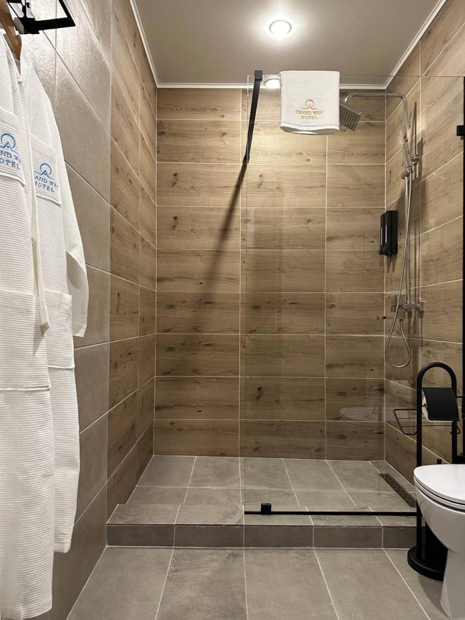 Grand Way Hotel Taraz Eksteriør bilde